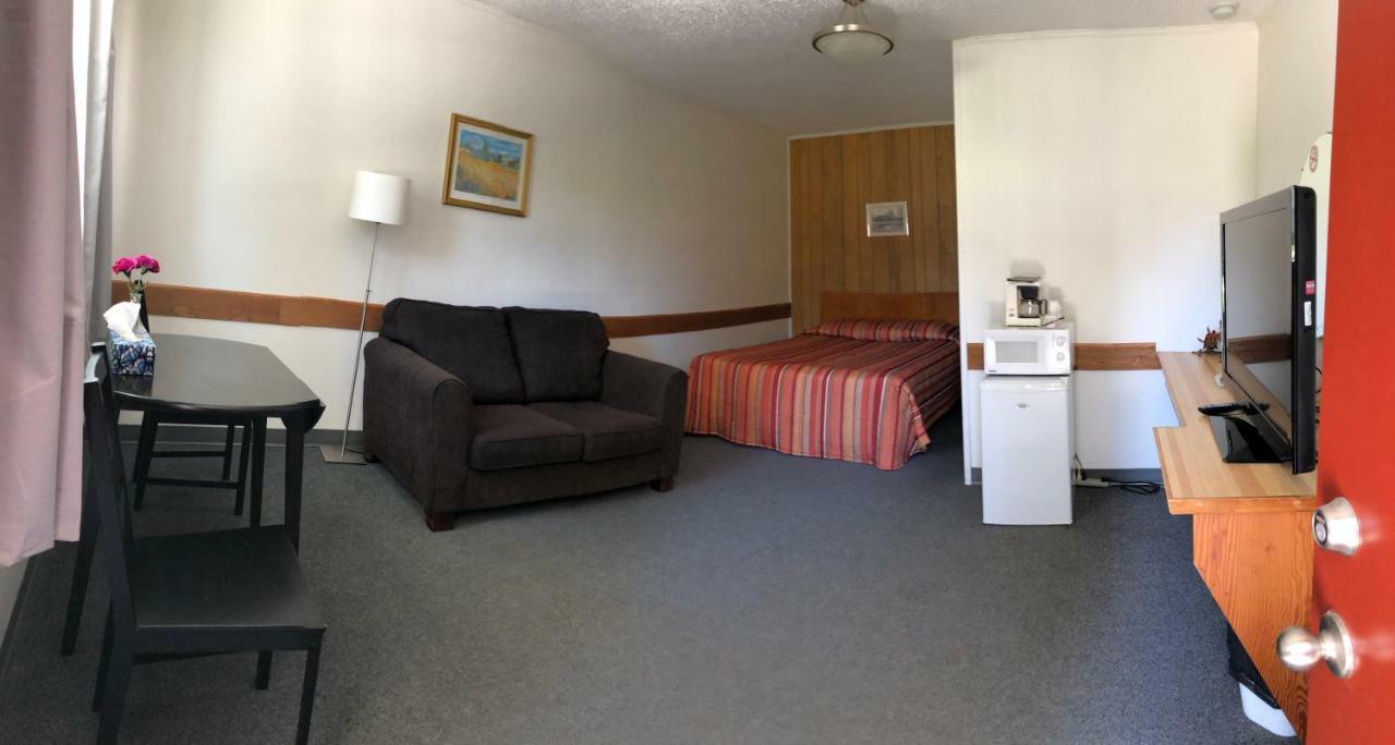Yellow Quill Motel Portage la Prairie Exterior photo